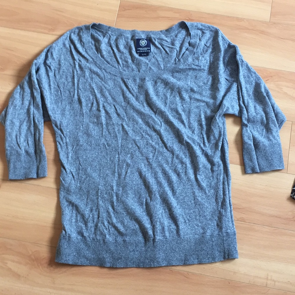 Grey American Eagle quarter length tee.